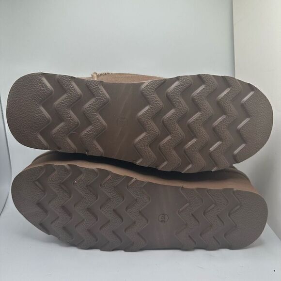 CUSHIONAIRE Women's Genuine Suede pull platform boot +Memory Foam 9.5 TAUPE - Picture 5 of 7